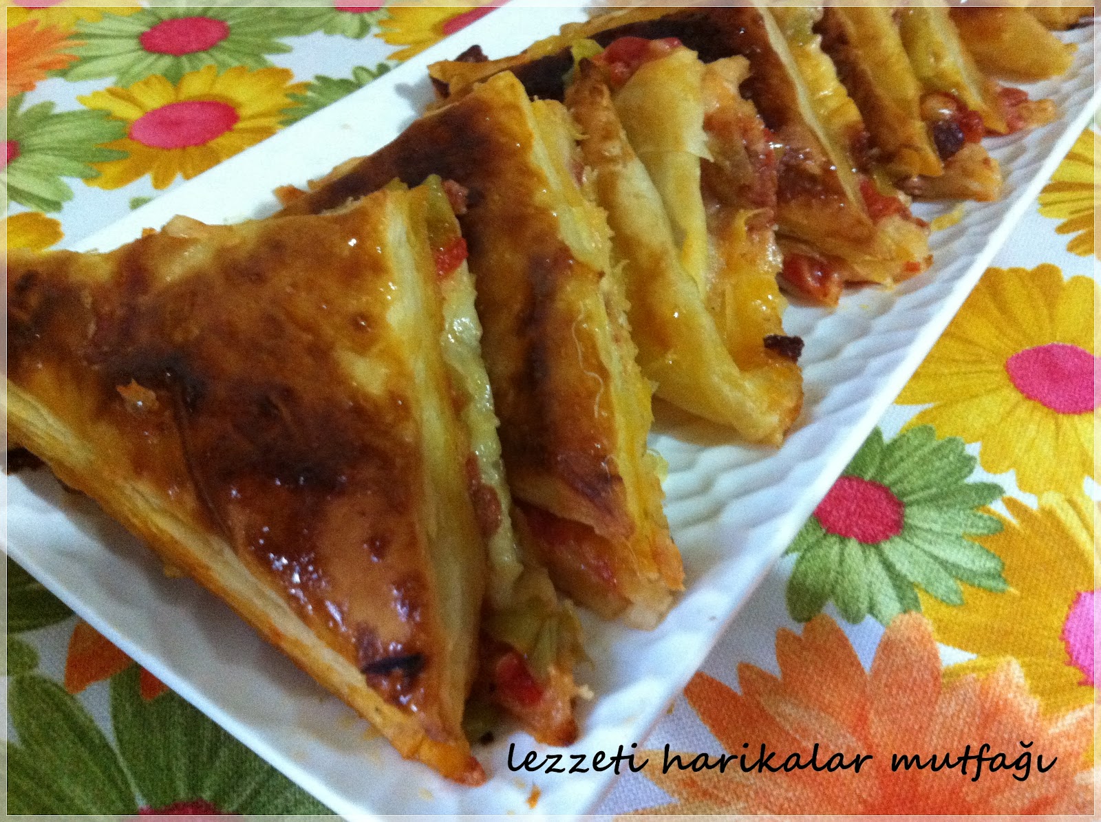 Lezzeti Harikalar Mutfağı Pastırmalı Sucuklu Kolay Zarf Böreği