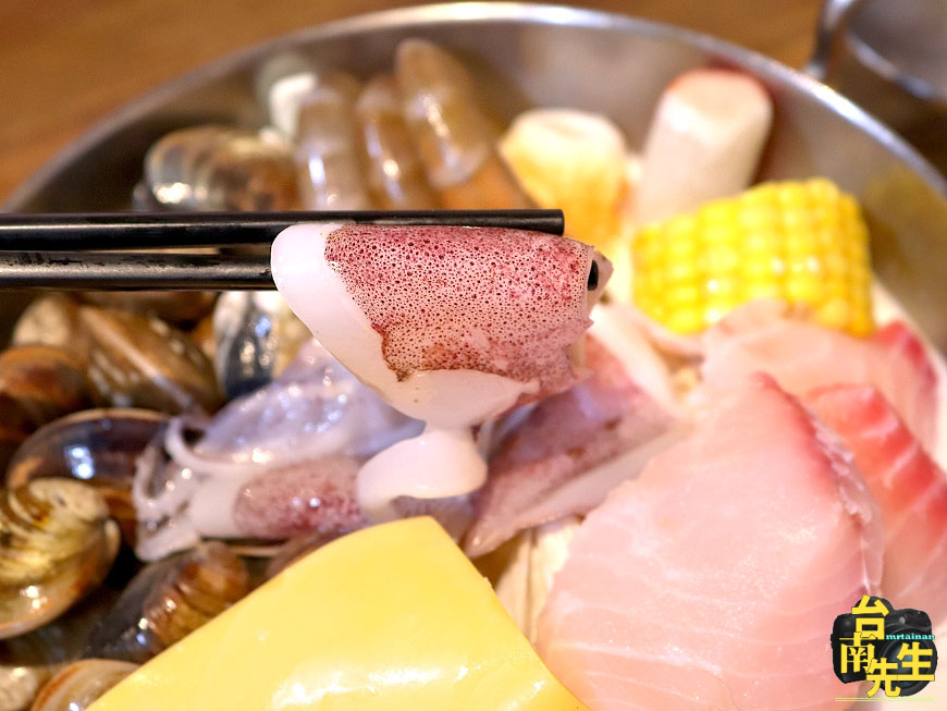 台南小火鍋/天然食材熬煮川味麻辣湯頭/肉燥飯、飲料吃到飽/限量供應產地直送海鮮食材/30隻白蝦超值佛心價只要199元/吃到痛風也甘願