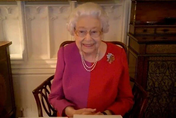 The Queen wearing her beautiful red and pink colour-block dress and her Golden Trellis brooch