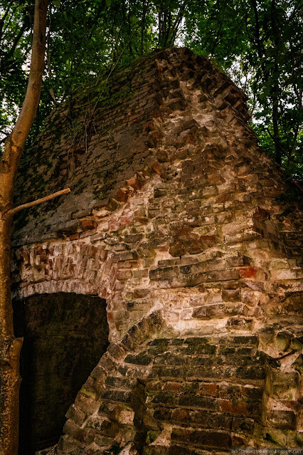 Сочинение про усадьбу рукавишниковых Полуразрушенный кирпичный грот