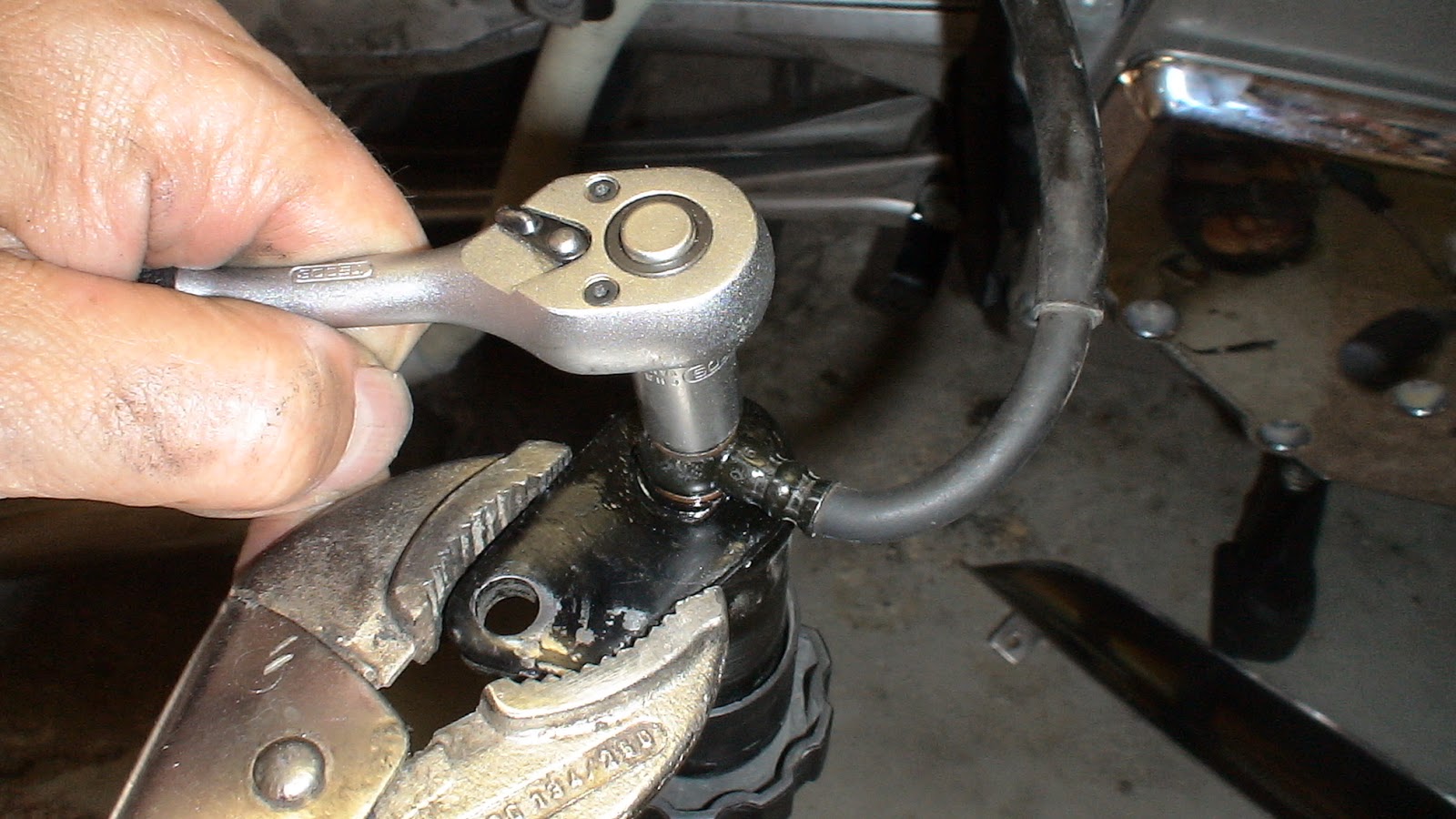 My Good Old LT Adding oil to rear suspension preload adjuster