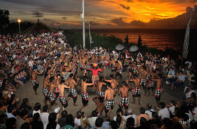 belajar aneka tari tradisional Indonesia: Tari Kecak