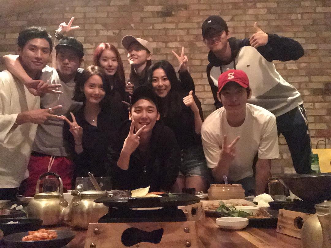 Dinner time with SNSD YoonA and the cast of 'The King Loves ...