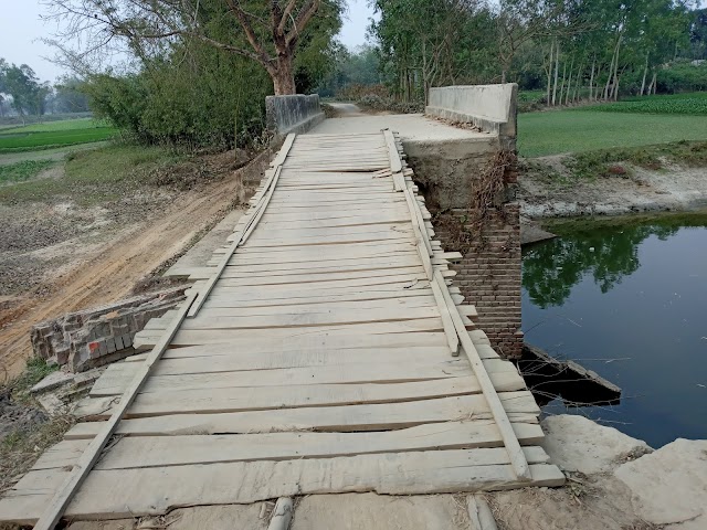 শত কোটি টাকার রাস্তা ‘ অথচ ব্রীজটির ভগ্ন দশা পুঠিমারি মিশন বোদা রাস্তা