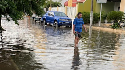 Chuva rápida e intensa deixa ruas alagadas em Iguatu