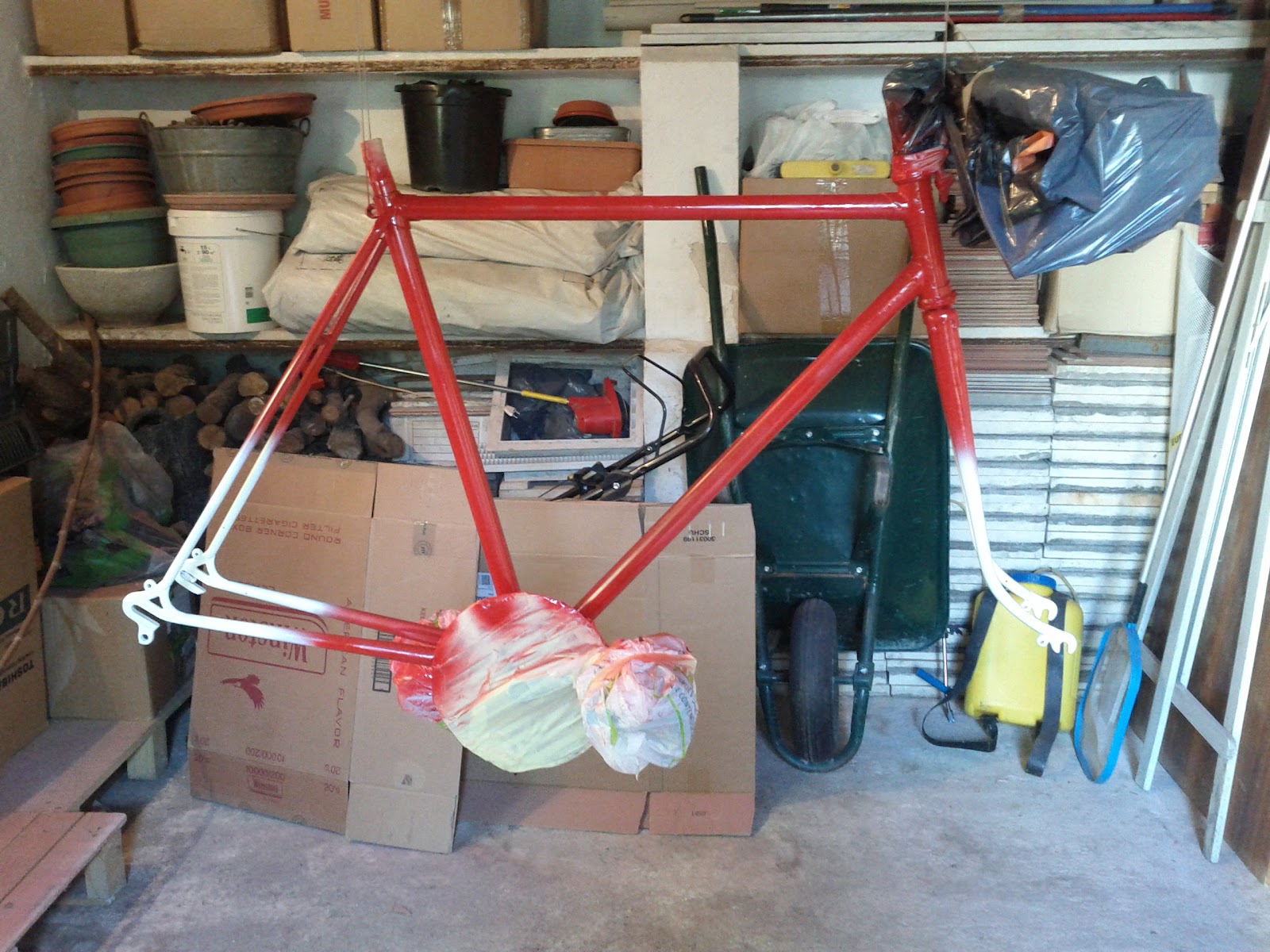 A veces en bici, a veces no. Restaurando la bici (III) Lijando y pintando A veces en bici, a veces no. Restaurando la bici (III) Lijando y pintando