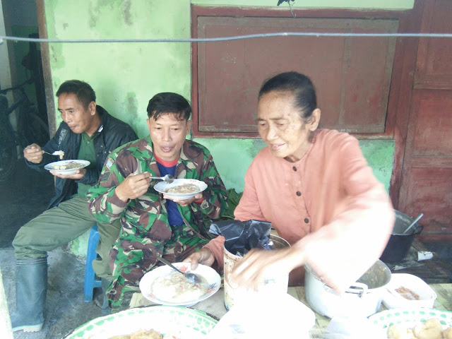 Warung Pojok Milik Mbah Parti Makin Ramai Dikunjungi Tentara   
