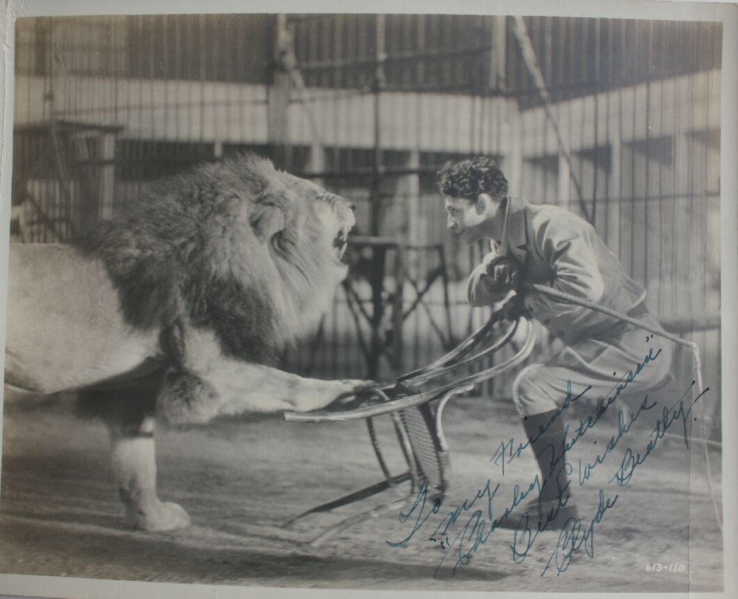 Domador de leones con látigo y sosteniendo una silla Ilustración de stock  de ©patrimonio #6365613