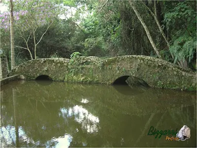 Ponte de pedra folheta com tamanhos irregulares.