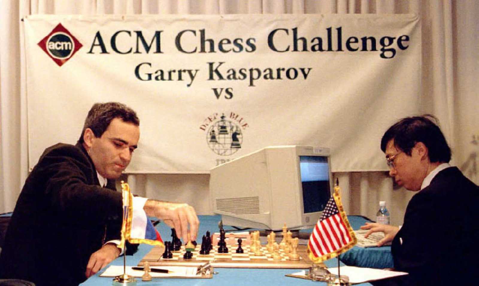 Garry Kasparov merr një peng në lëvizjet hapëse të një ndeshje me gjashtë ndeshje kundër Deep Blue, të drejtuar nga stilisti Feng-hsiung Hsu. 10 shkurt 1996.