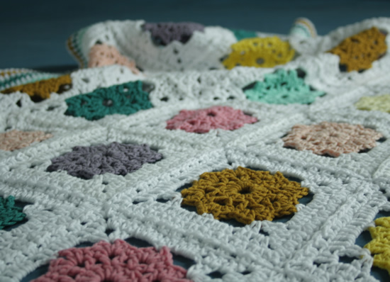 Crochet blanket, free crochet pattern: Field of Daisies Blanket | Happy in Red Crochet blanket, free crochet pattern: Field of Daisies Blanket | Happy in Red