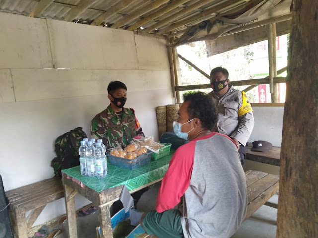 Tak Kenal Lelah Babinsa Poleng Sosialisasikan Prokes kepada Warga Binaan Tak Kenal Lelah Babinsa Poleng Sosialisasikan Prokes kepada Warga Binaan