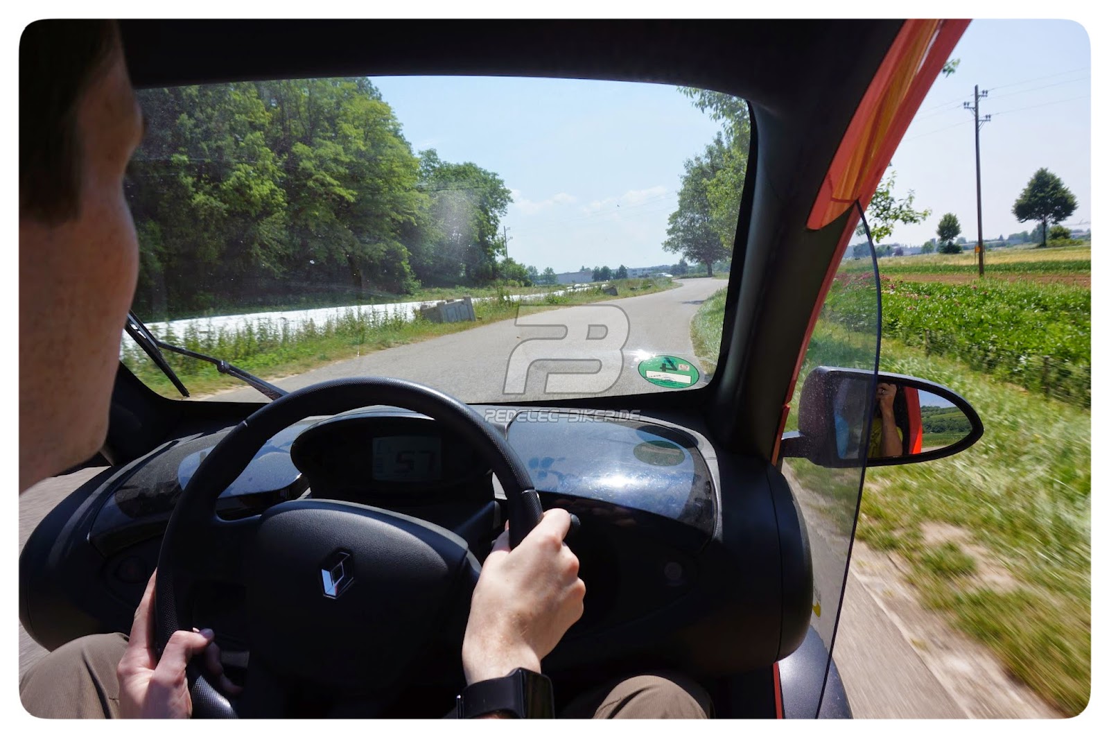 Pedelec Biker De Renault Twizy Der Kleine Elektroflitzer