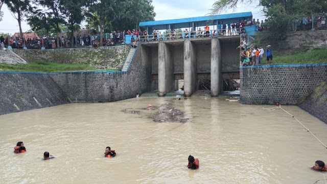 Seorang Anak Meninggal Tenggelam di Pintu Air Sungai Dolok Desa Kebonbatur Mranggen