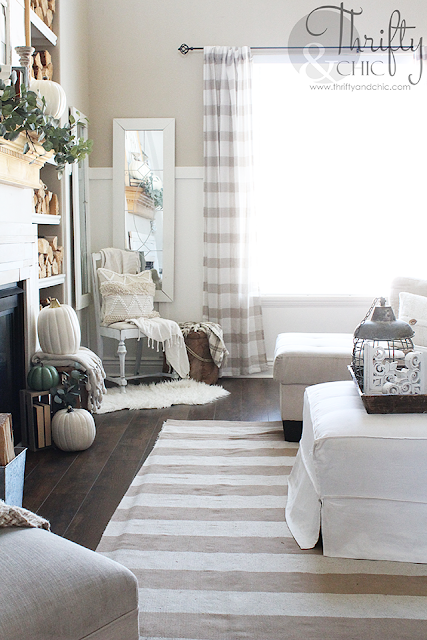 Farmhouse fall decor and decorating ideas. Pastel fall decor. How to decorate for fall. Neutral fall decorating ideas. Fall living room decor and decorating ideas. Farmhouse fall living room