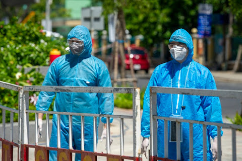 Một người tham gia chống dịch bị nhiễm SARS-CoV-2