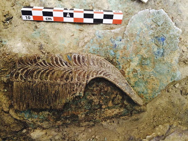 Украшенный гребень из слоновой кости около 15 см длиной  с хорошо сохранившимися зубьями.  \Фото: Министерство культуры Греции