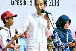 Presiden Jokowi Bagikan 1.250 PKH dan 1.170 KIP di Gresik