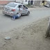 Delincuentes arrastran en automóvil a mujer para robarle su cartera