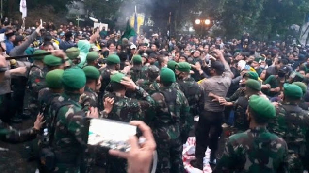 Bentrokan Pecah! Gema Revolusi Menggaung di Depan Istana Kepresidenan Bogor