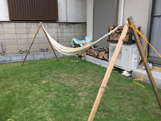 木製の自作のハンモックスタンド