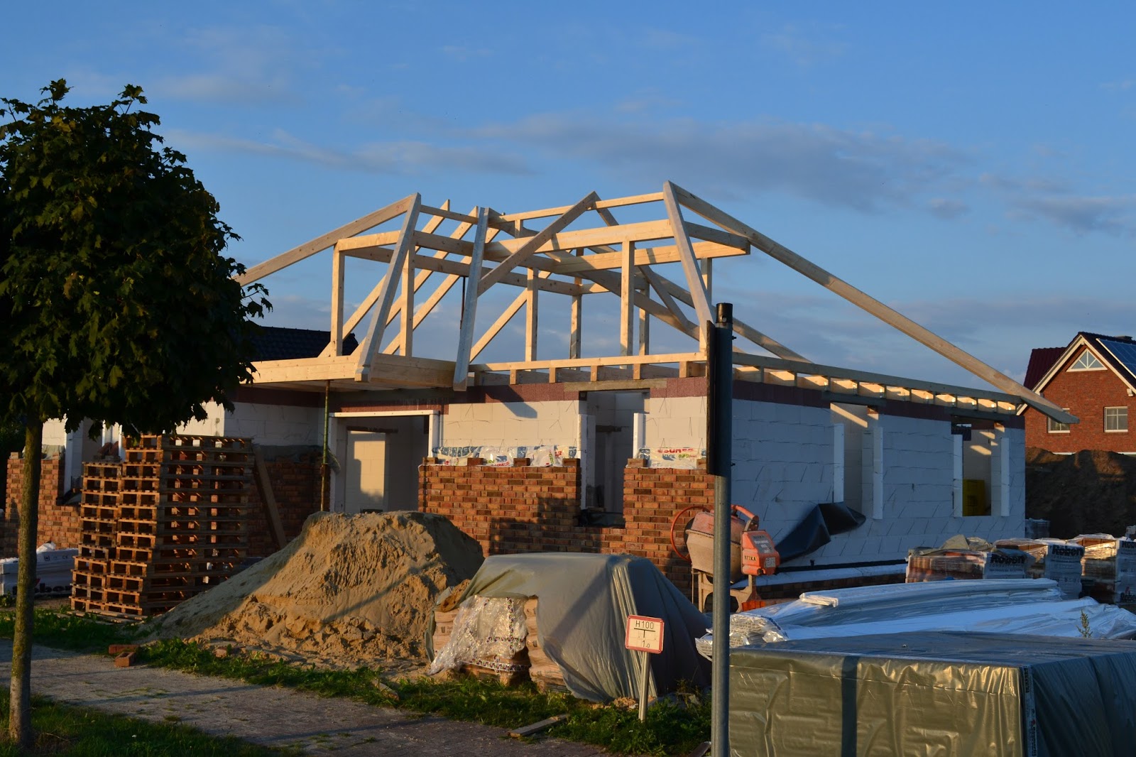 Tönjes und Meichsner Bungalow: Dachstuhl nimmt Form an