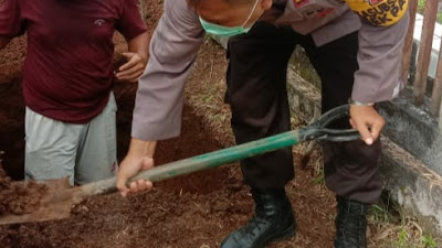 Kapolsek Passi Bantu Gali Makam Pasien Yang Meninggal Karena Covid-19