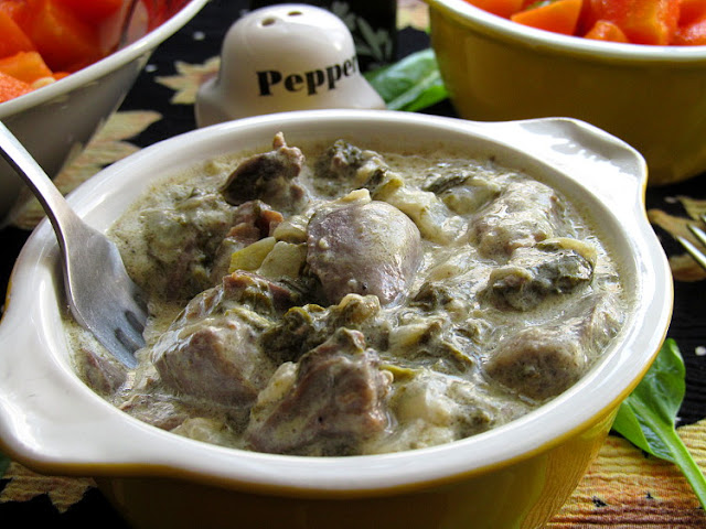 Куриные сердечки тушеные с щавелем в сливках