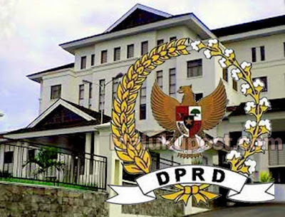 Ambon, Malukupost.com - Kadis Kelautan dan Perikanan Maluku, Romelus Farfar mengatakan, alokasi dana dari APBN kepada Dinas Kelautan dan Perikanan (DKP) provinsi maupun unit pelaksana teknis (UPT) setiap tahun disertai surat edaran untuk penghematan anggaran dari Kementerian Kelautan dan Perikanan,  "Terkadang baru terima DIPA bulan Desember, maka bulan Januari sudah ada surat edaran untuk penghematan," kata Romelus dalam rapat kerja dengan Komisi B DPRD Maluku di Ambon, Rabu (1/3).