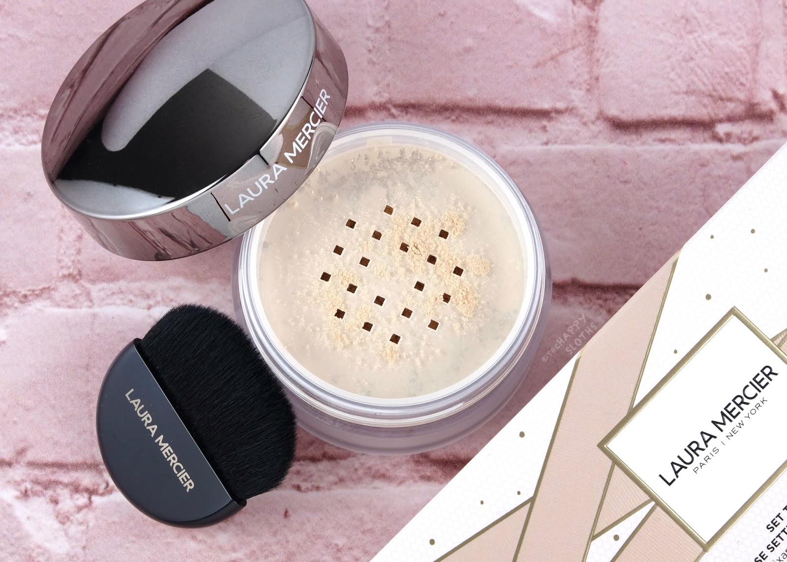 Laura Mercier | Holiday 2020 Set To Glow Translucent Loose Setting Powder Glow & Brush Set: Review and Swatches