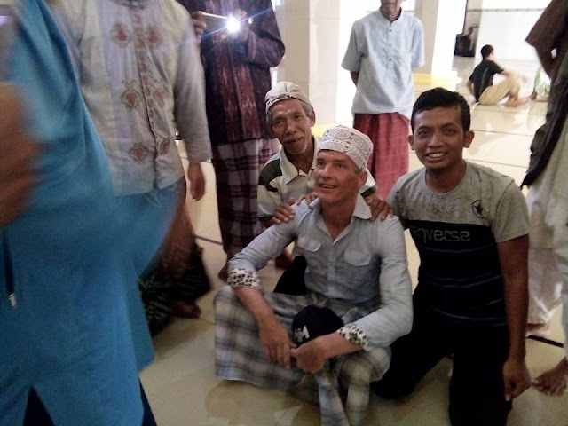 Tiba-tiba Masuk Masjid Pakai Celana Pendek, Ternyata Berniat Ingin Jadi Muallaf Tiba-tiba Masuk Masjid Pakai Celana Pendek, Ternyata Berniat Ingin Jadi Muallaf