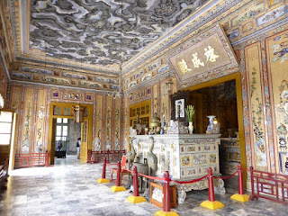 Antesala del Salón de la tumba Khai Dihn Antesala del Salón de la tumba Khai Dihn