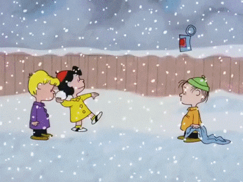 Lucy tirando bolas de nieve  snoopy 