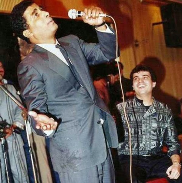 صورة نادرة لعمرو دياب مع