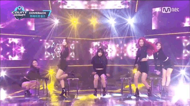 브레이브걸스 롤린 4년전과 최근 엠카 무대 꽃가루 차이 - 꾸르