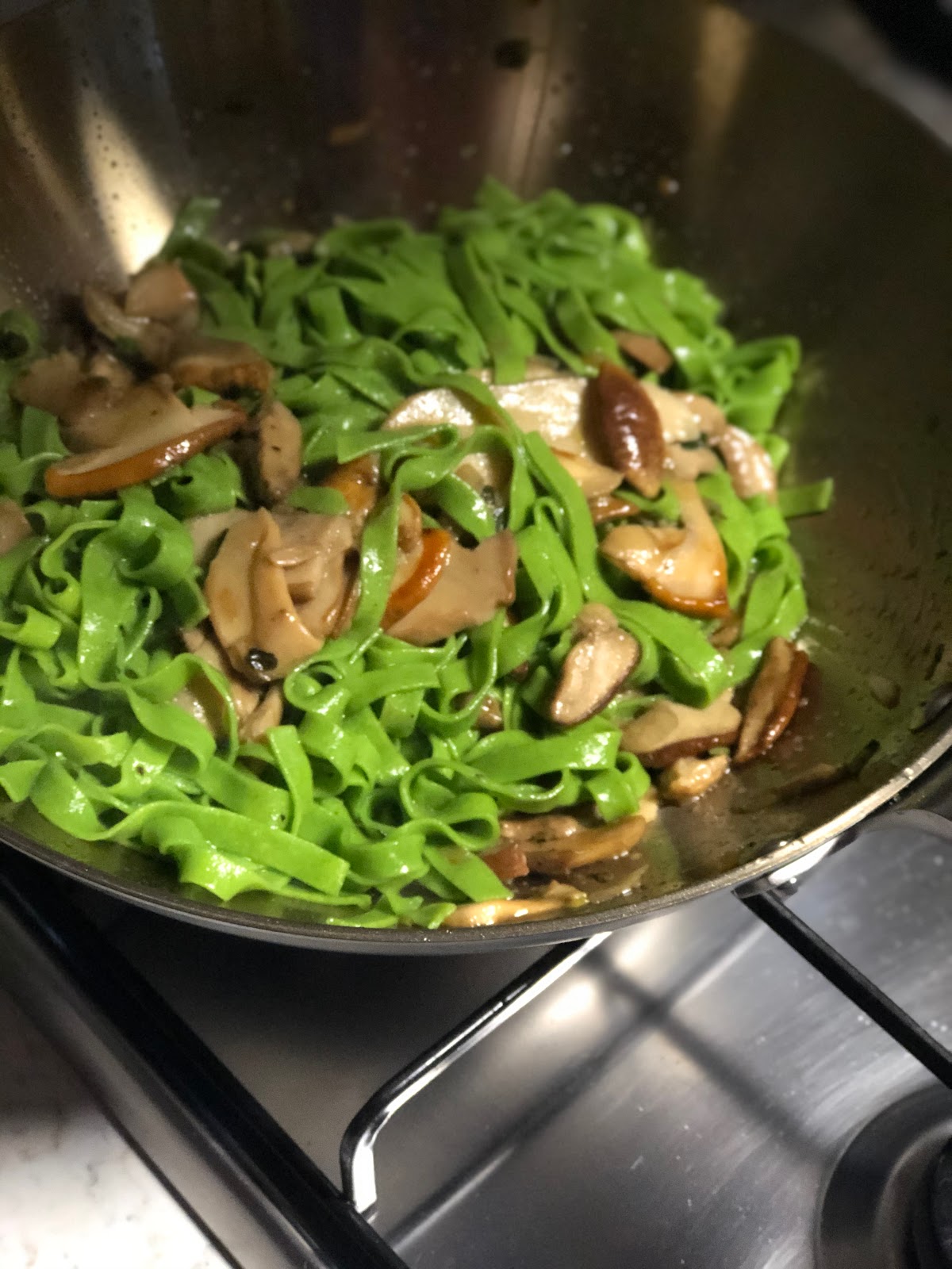 La Belle Auberge Tagliatelle verdi all'aglio orsino con sugo di funghi