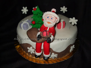 Tort Mos Craciun cu cadouri