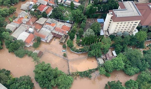 Dampak Banjir Jakarta hari ini 1 Lansia Meninggal Dunia - AlhidaMart