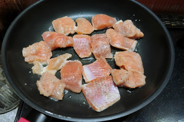 フライパンに【下味調味料】を軽く振って落とした鮭を並べ入れてから中火にかけて全体をこんがりやきます。（【下味調味料】は、捨てずにとっておきます） 鮭を焼く時、フライパンに油を注ぐ必要はありません。