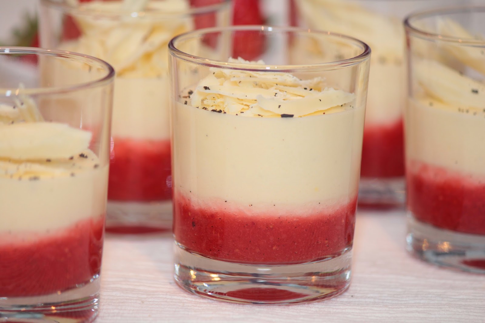 Bayerische Creme mit Erdbeeren (Dessert im Glas)