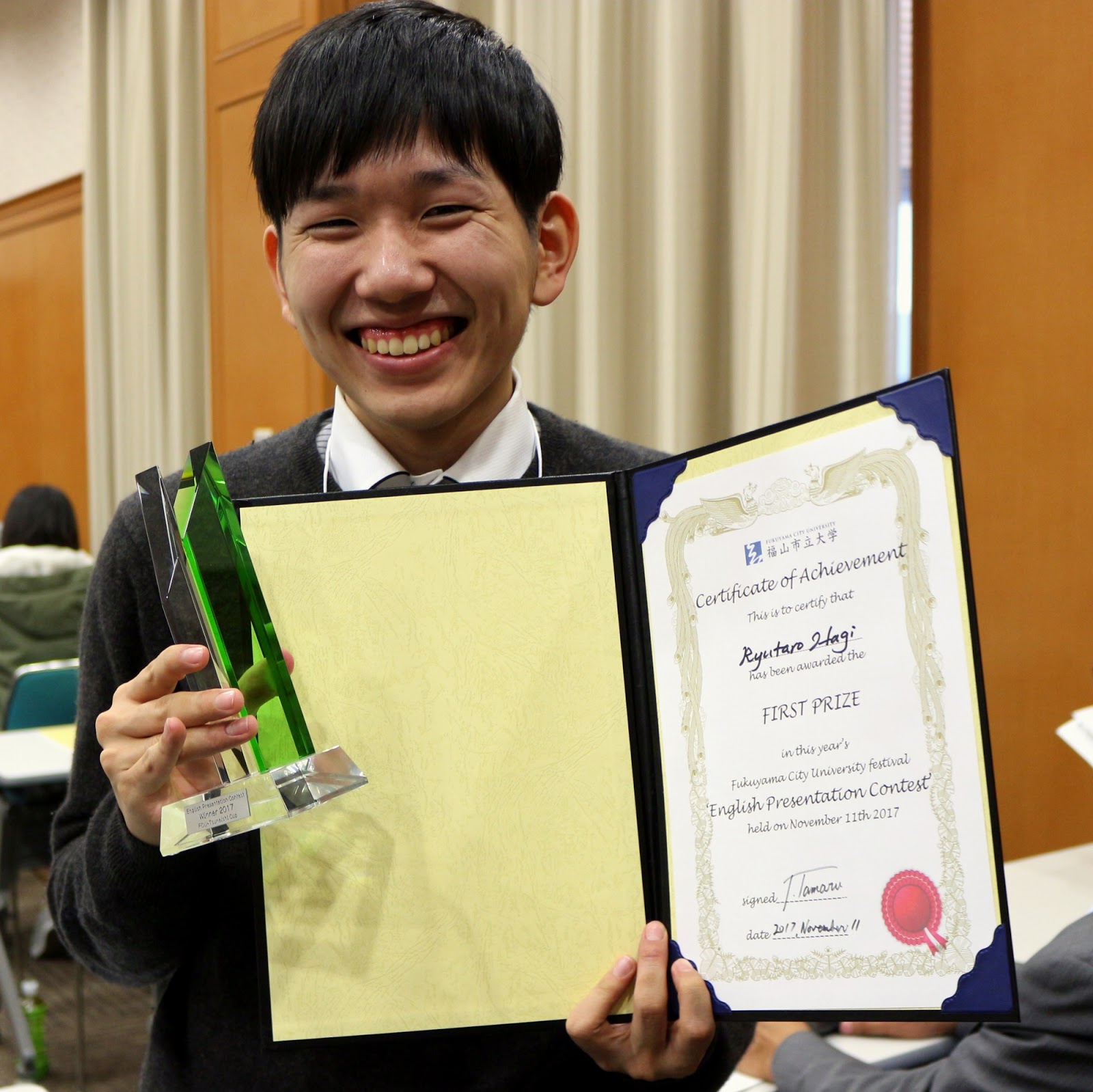 福山大学 学長室ブログ 海洋生物科学科生の萩君が 福山市立大学 英語プレゼンテーションコンテスト で最優秀賞に