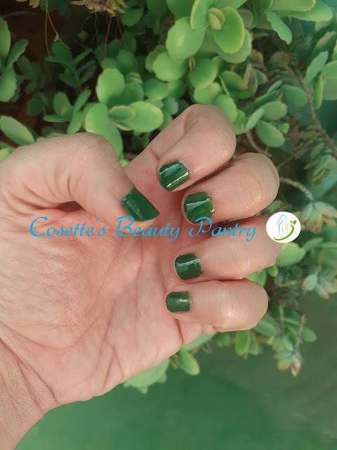 green nail polish manicure