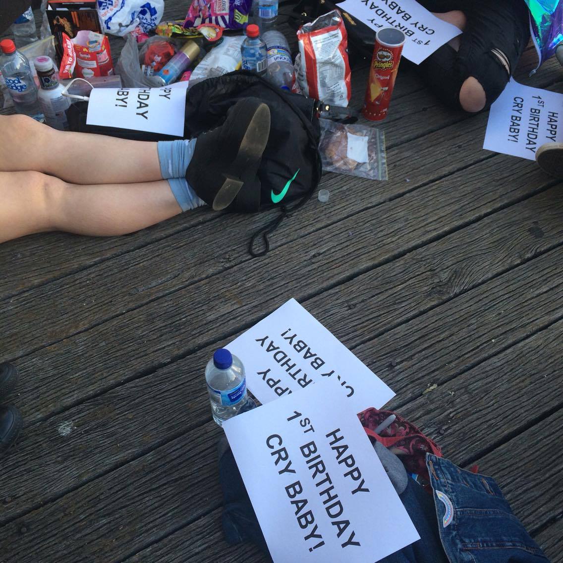 11 Hilarious Fan Signs That Deserve To Be In A Gallery PopBuzz