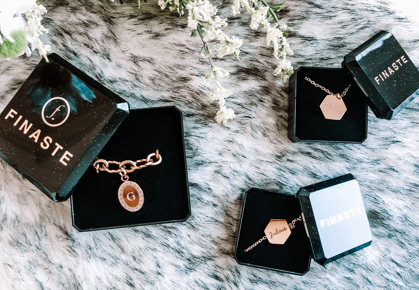 Gegraveerde sieraden van Fineste Gegraveerde sieraden van Fineste