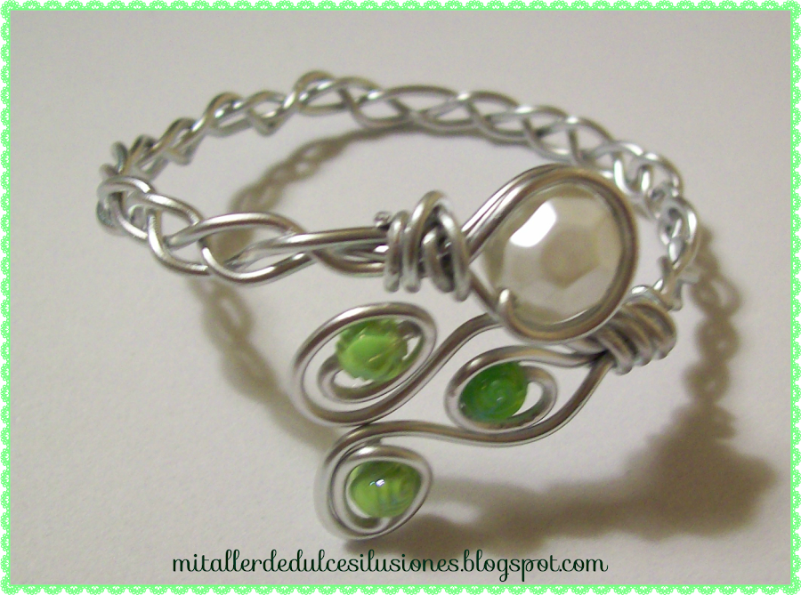 http://mitallerdedulcesilusiones.blogspot.com.es/2015/01/pulsera-de-alambre-trenzado.html