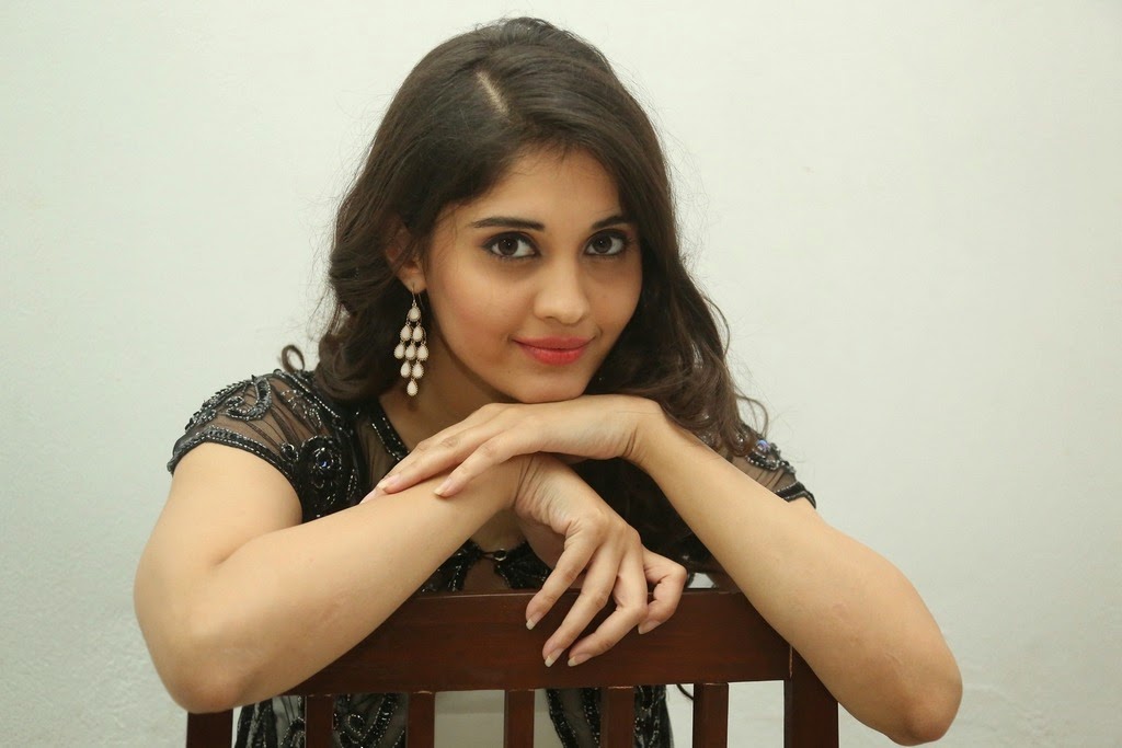 [Image: Actress-Surabhi-Latest-Photos-in-Jeans-a...818%29.jpg]