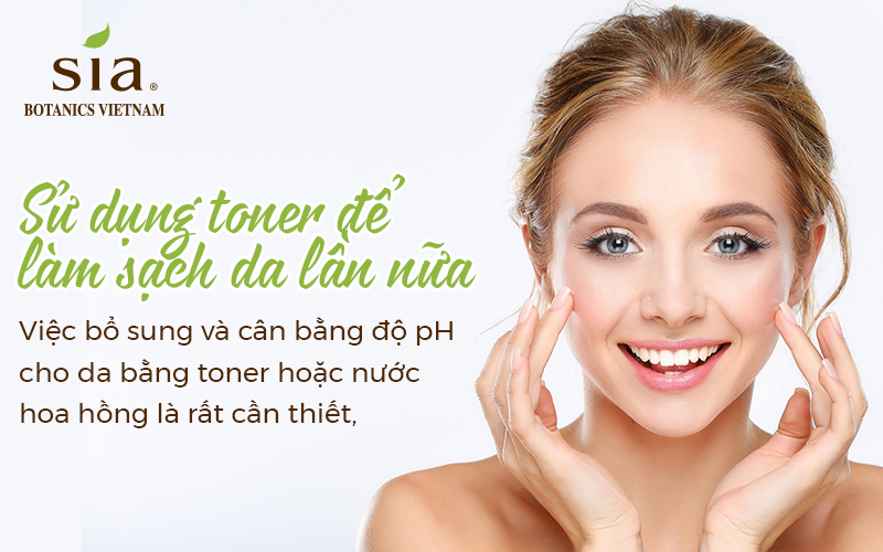sử dụng toner để làm sạch da mụn ẩn, cung cấp dưỡng chất cho da khỏe mạnh