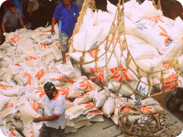 150 ton beras yang diangkut kapal tersebut dengan rincian karung seberat 15 kilogram (kg) berjumlah 3.331 karung dan yang berat 50kg sebanyak 2.001 karung. 150 ton beras yang diangkut kapal tersebut dengan rincian karung seberat 15 kilogram (kg) berjumlah 3.331 karung dan yang berat 50kg sebanyak 2.001 karung.