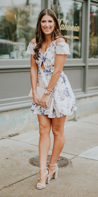 Need Style Inspiration for Fall Season. See these 31 Most Popular Fall Outfits to Truly Feel Fantastic. Fall Style via higiggle.com | floral mini dress | #fall #falloutfits #style #minidress