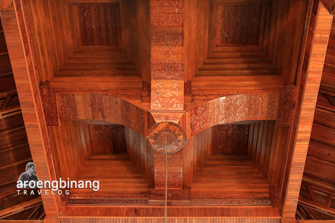 ukiran pusat langit-langit masjid agung al-falah kyai mojo minahasa sulawesi utara